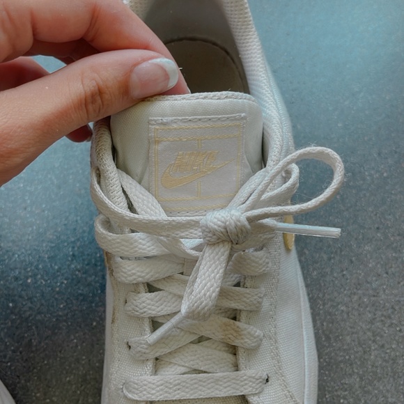 low top nikes yellow size 5 woman's - Picture 4 of 6